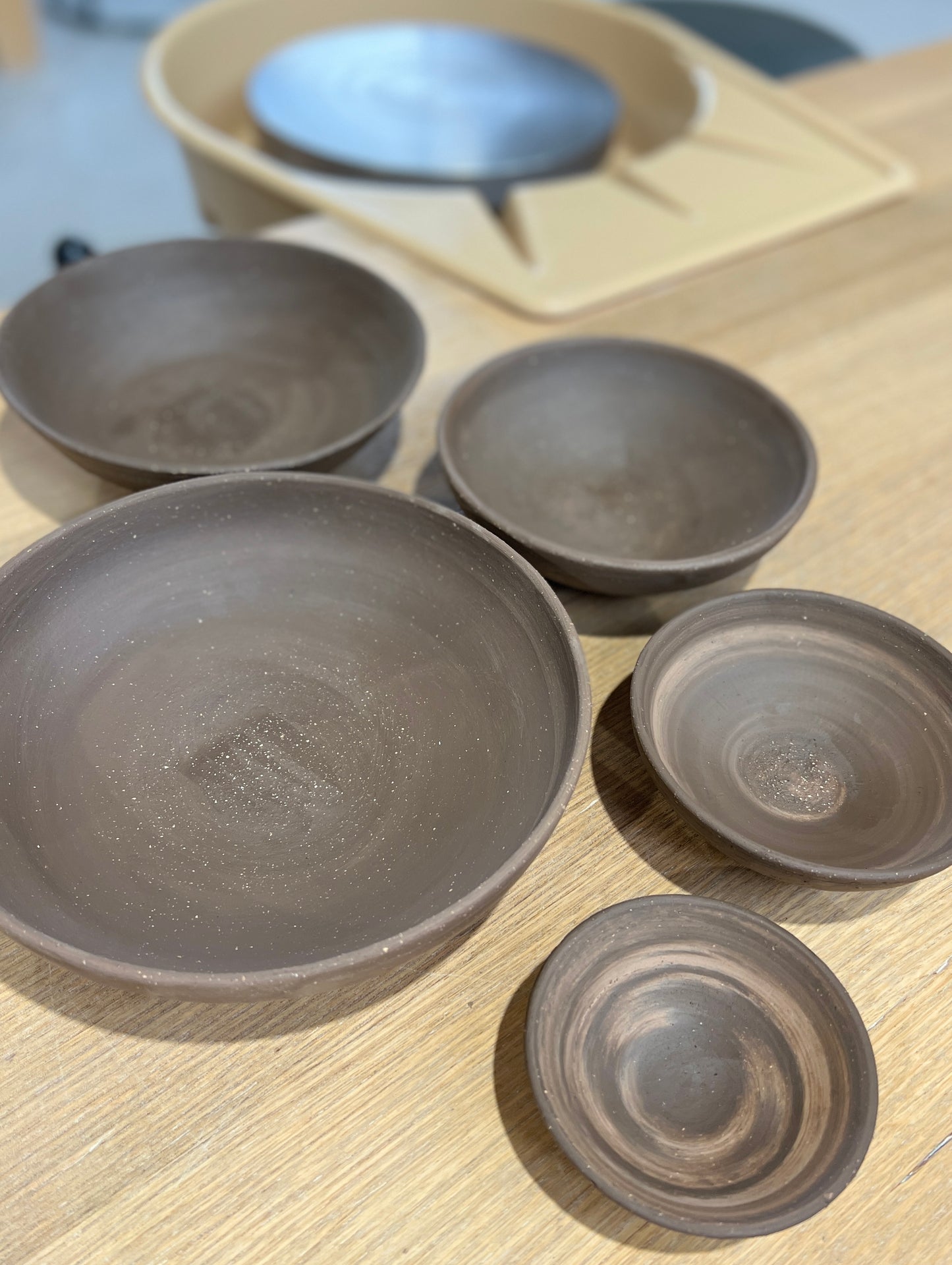 "Dark earth" serve ware - set of 5 bowls