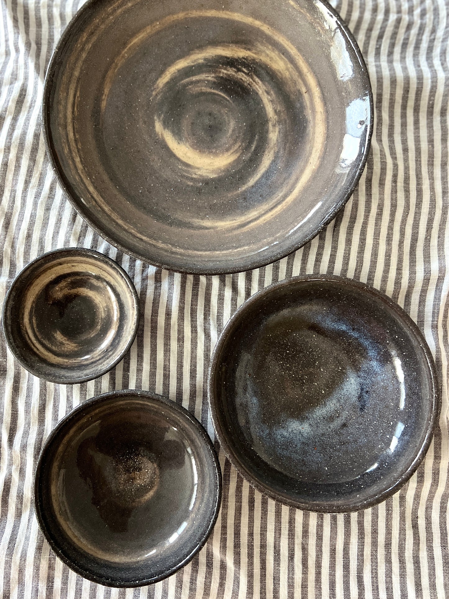 "Dark earth" serve ware - set of 5 bowls