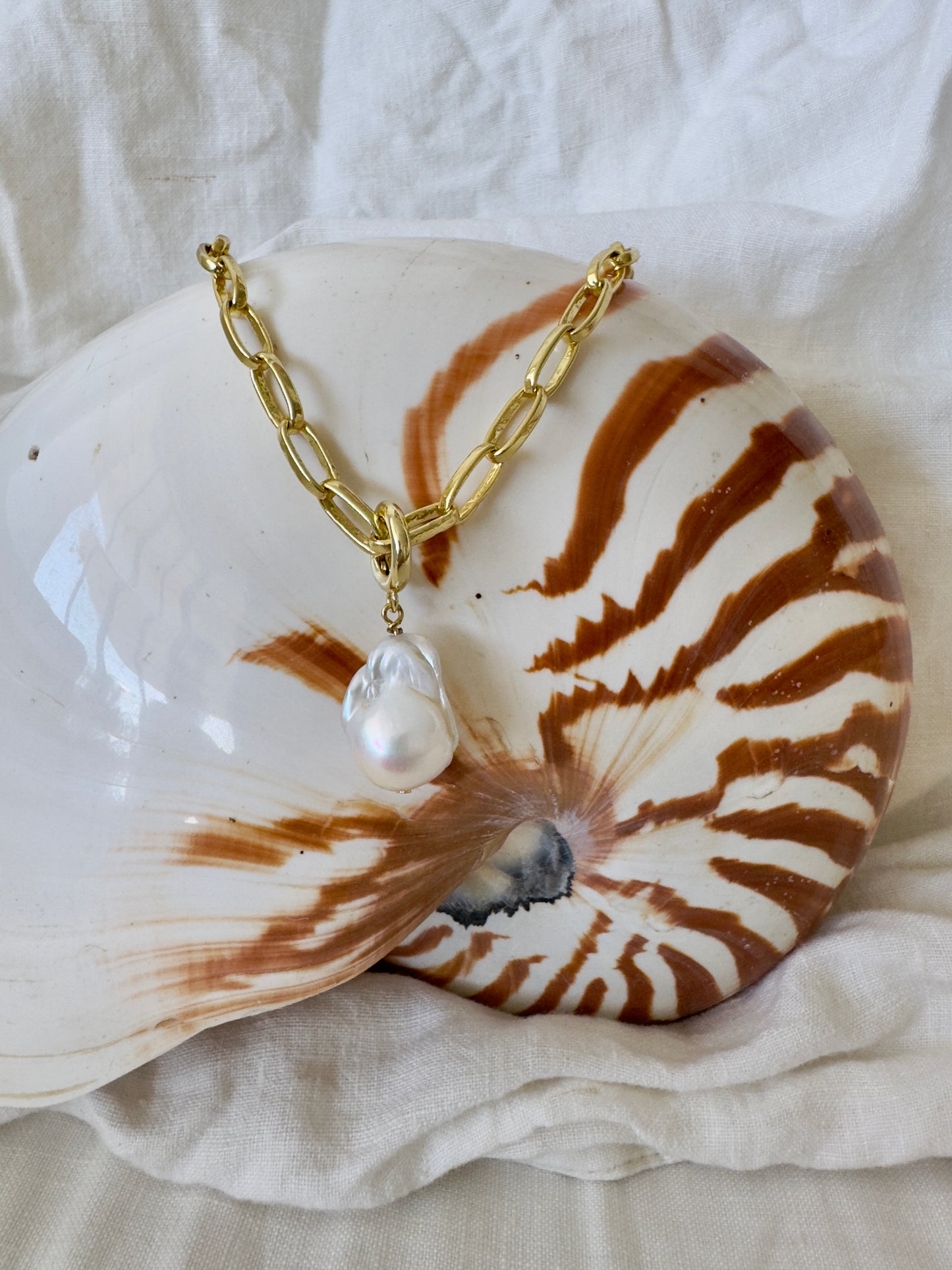 Ocean pendant chain necklace with White Baroque Pearl - 14K Gold Fill