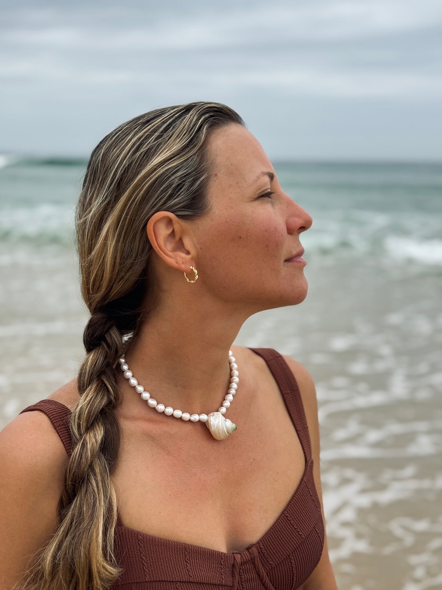 Pearlescent choker necklace