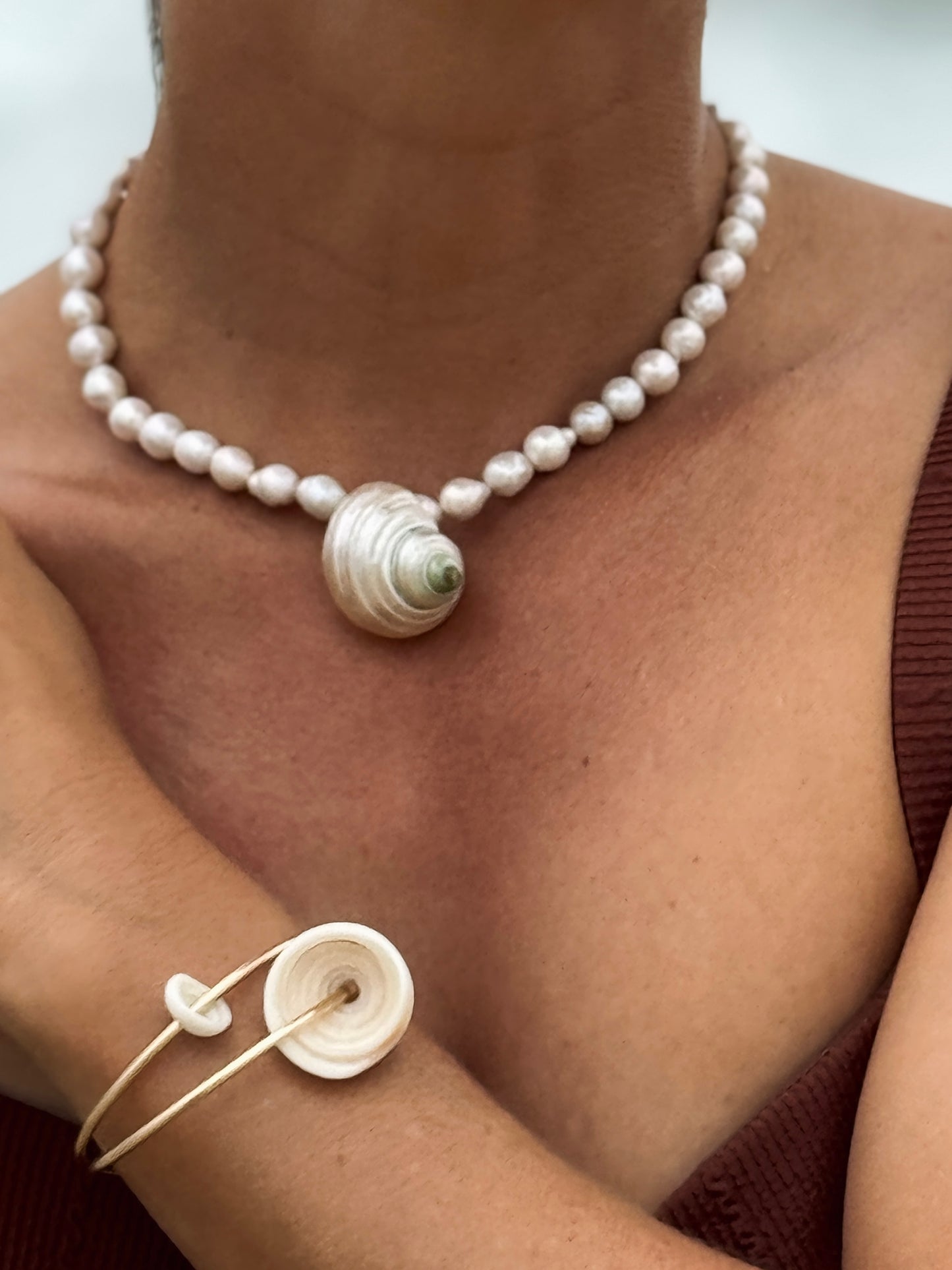 Pearlescent choker necklace