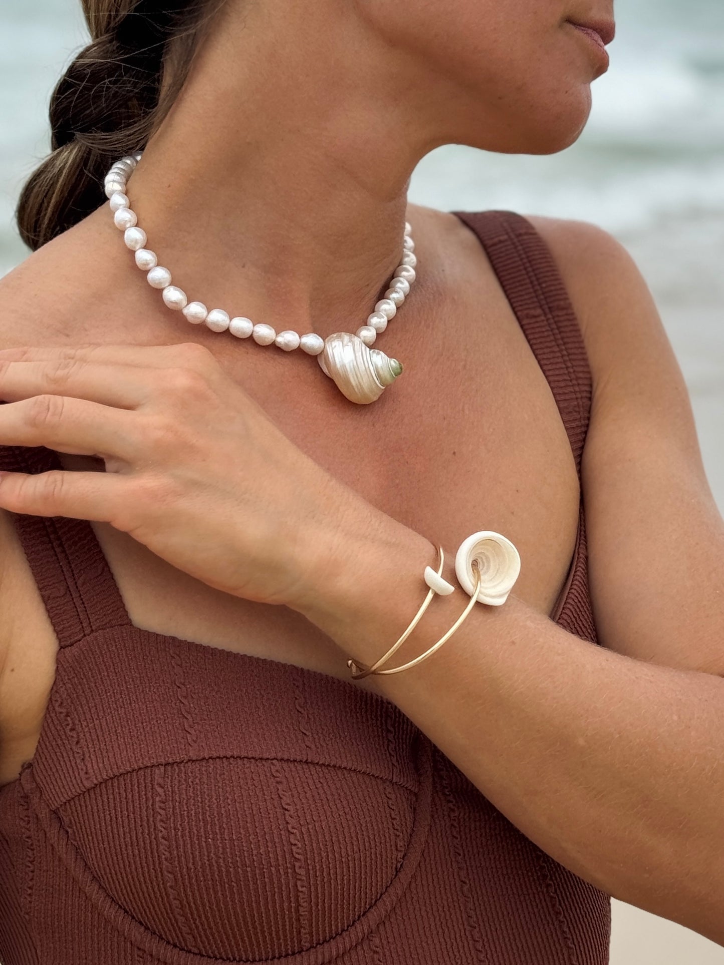 Pearlescent choker necklace