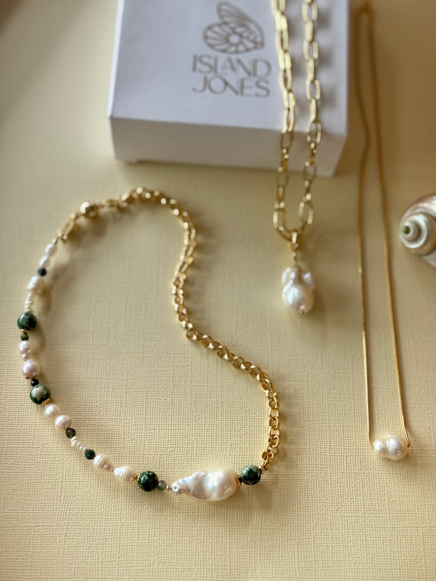 Luna pearl choker