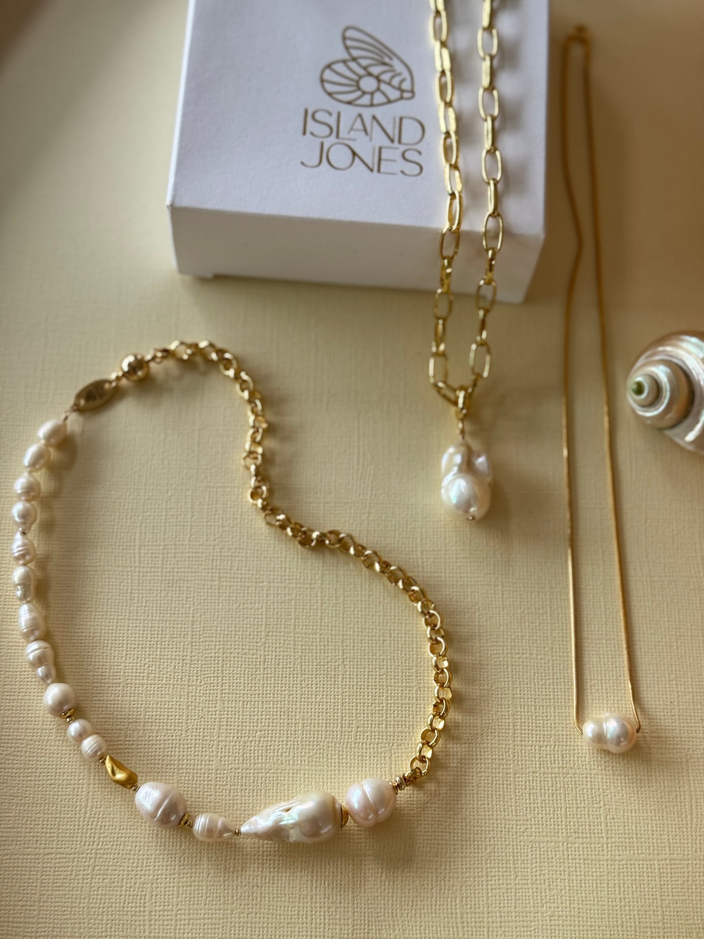 Luna Pearl chain choker
