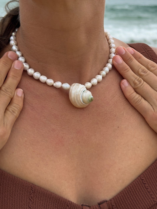 Pearlescent choker necklace