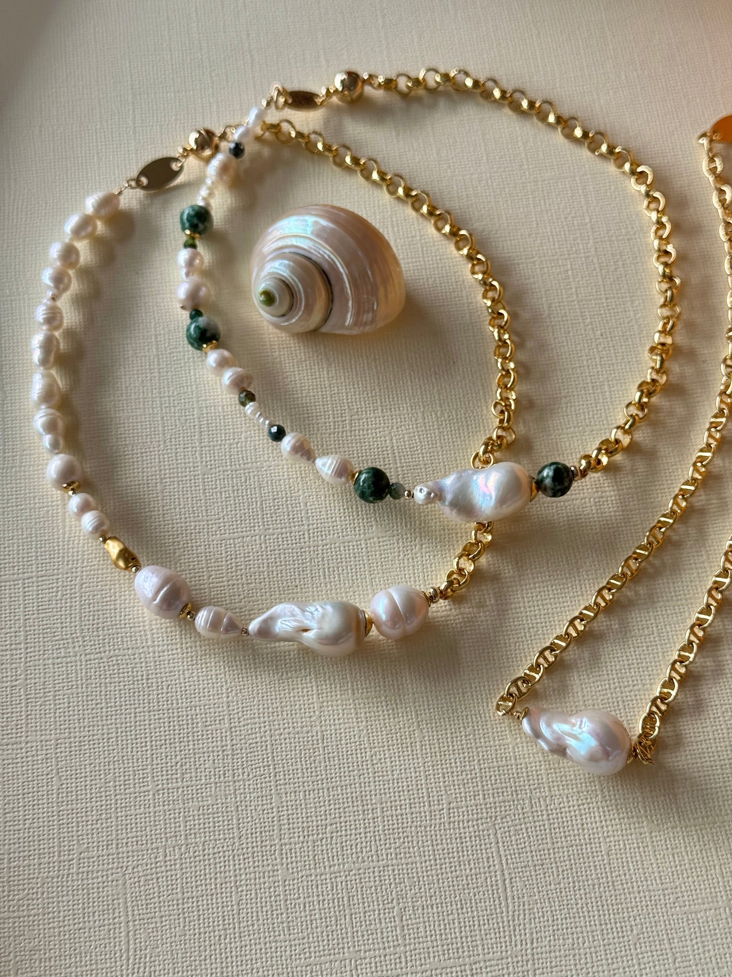 Luna pearl choker