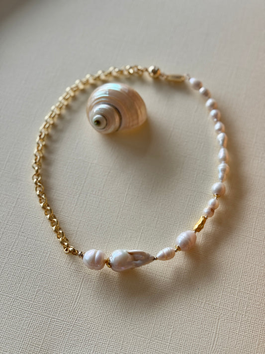 Luna Pearl chain choker